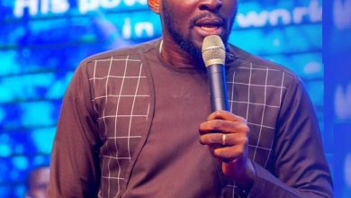 Pastor Elvis Agyemang - Powerful Worship Medley