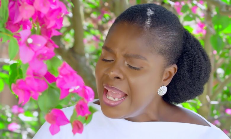 Amy Newman - Tie Me Mmobrosu (Tsie Me Moborsu)