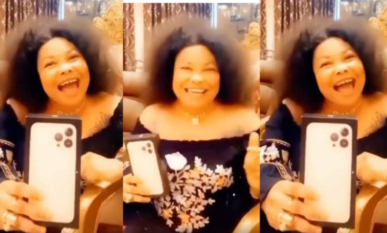 “Aboozigi If You have money go buy one” – Nana Agradaa Says After Her New iPhone 13 Pro Max Arrived (Watch Video)