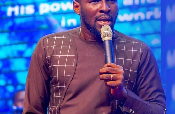 Pastor Elvis Agyemang - Powerful Worship Medley